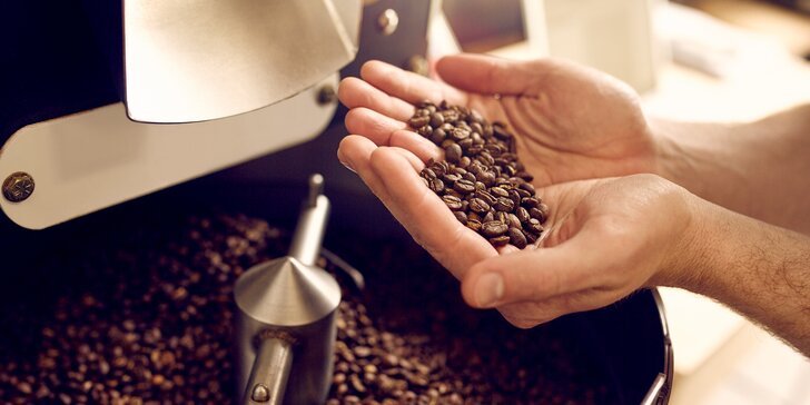 Od sběru kávy až po lahodný šálek: exkurze do pražírny, ochutnávka i balíček arabiky domů