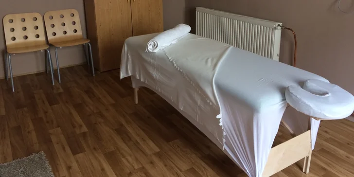 Baňkování nebo baňková masáž pro uvolnění a odstranění bolesti