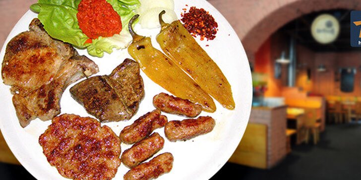 Gigantický balkánský talíř plný masa a čerstvý salát