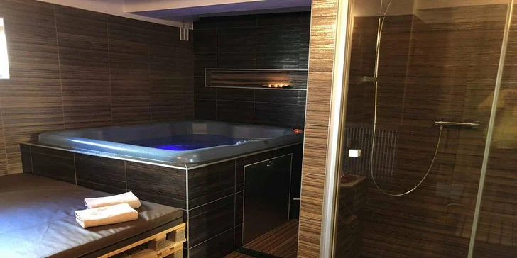 Relax i romantika ve vířivce a sauně: 60 či 120 minut pro pár nebo až 5 osob