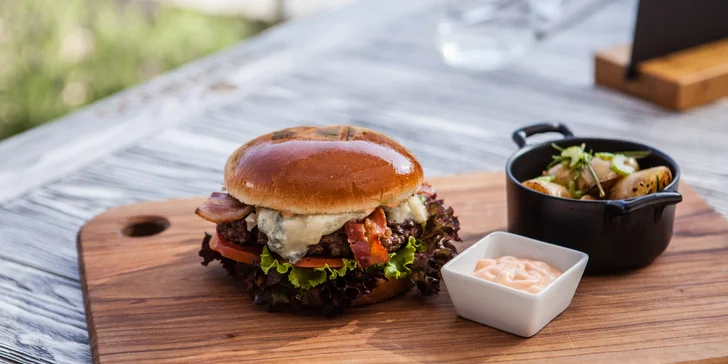 Burger z argentinského hovězího a brambory grenaille pod Žižkovskou věží