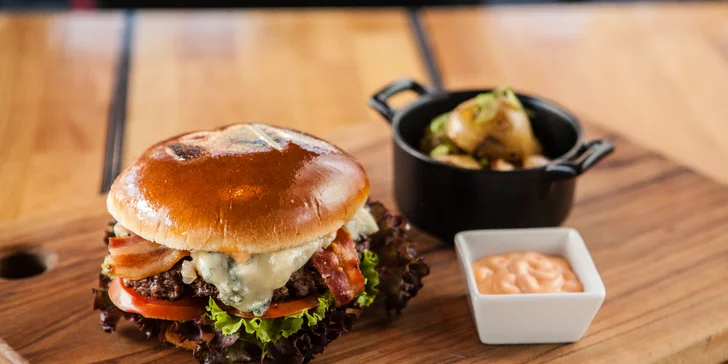 Burger z argentinského hovězího a brambory grenaille pod Žižkovskou věží