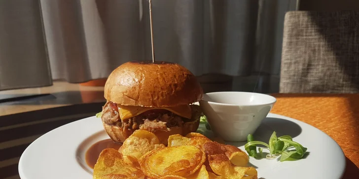 3chodové menu pro 2 v Lions: carpaccio, burger i čokoládový fondant