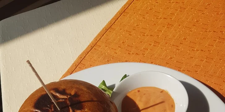 3chodové menu pro 2 v Lions: carpaccio, burger i čokoládový fondant