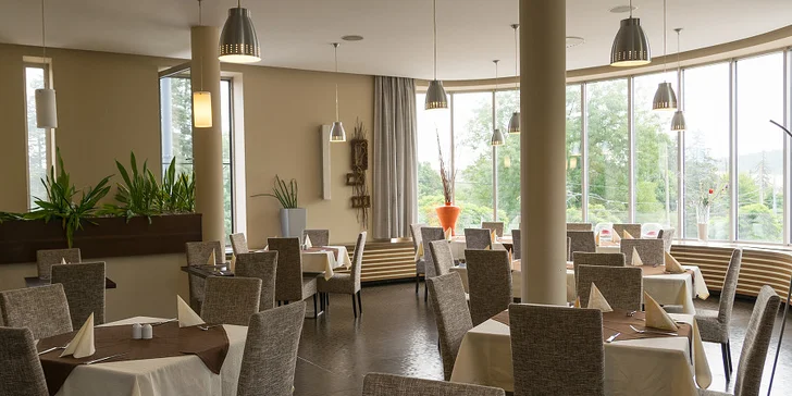 Tříchodové menu pro dva: jarní závitek, kachní prsíčko s domácími noky a panna cotta