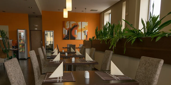 Tříchodové menu pro dva: jarní závitek, kachní prsíčko s domácími noky a panna cotta