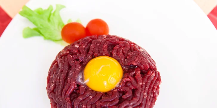 Tatarák ze svíčkové nebo steak s hranolky ve vyhlášené restauraci U Kohouta