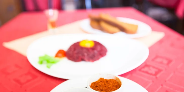 Tatarák ze svíčkové nebo steak s hranolky ve vyhlášené restauraci U Kohouta