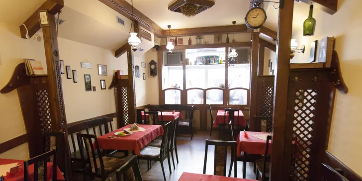Tatarák ze svíčkové nebo steak s hranolky ve vyhlášené restauraci U Kohouta
