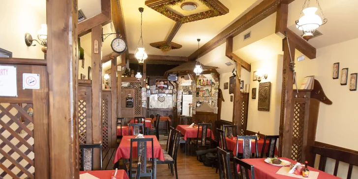 Tatarák ze svíčkové nebo steak s hranolky ve vyhlášené restauraci U Kohouta