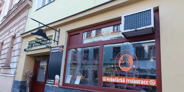 Tatarák ze svíčkové nebo steak s hranolky ve vyhlášené restauraci U Kohouta