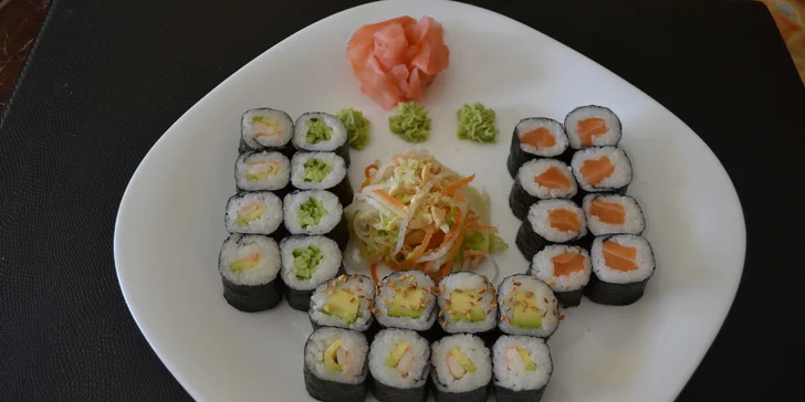 Výběr z 5 sushi setů: až 40 ks rolek s lososem a krabem i wakame salát