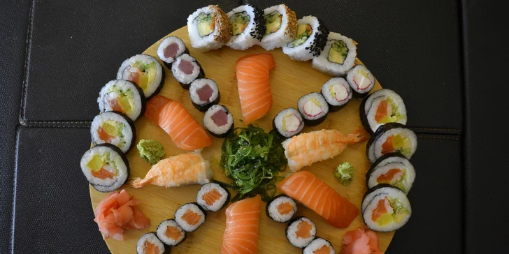 Výběr z 5 sushi setů: až 40 ks rolek s lososem a krabem i wakame salát