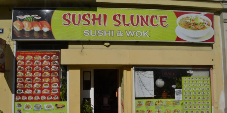 Výběr z 5 sushi setů: až 40 ks rolek s lososem a krabem i wakame salát