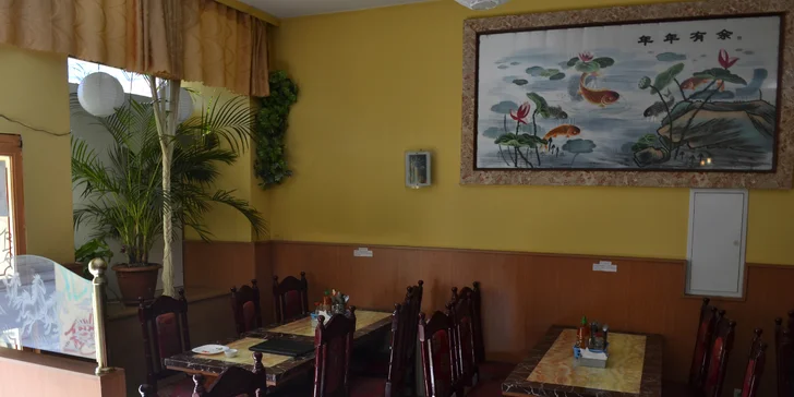 Výběr z 5 sushi setů: až 40 ks rolek s lososem a krabem i wakame salát
