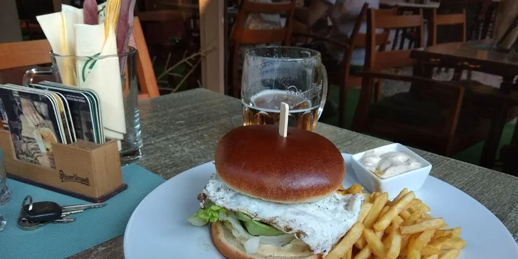 Žebra, steak dle výběru ze 2 druhů masa nebo burger pro 1 či 2 osoby v restaurantu Plaudit Turnov