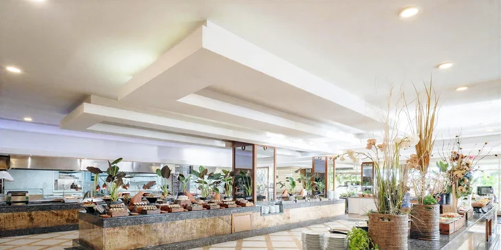 Ultra all inclusive zahrnuje bufetové snídaně, obědy i večeře, občerstvení během dne a noční bufet.