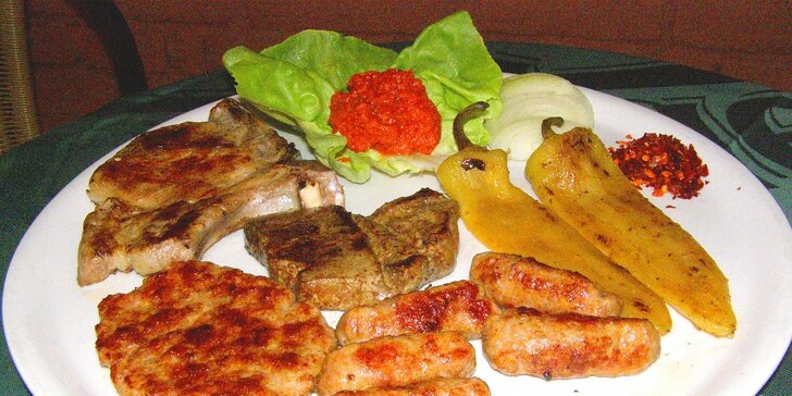 Gigantický balkánský talíř plný masa a čerstvý salát