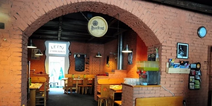 Gigantický balkánský talíř plný masa a čerstvý salát