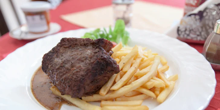 Tatarák ze svíčkové nebo steak s hranolky ve vyhlášené restauraci U Kohouta
