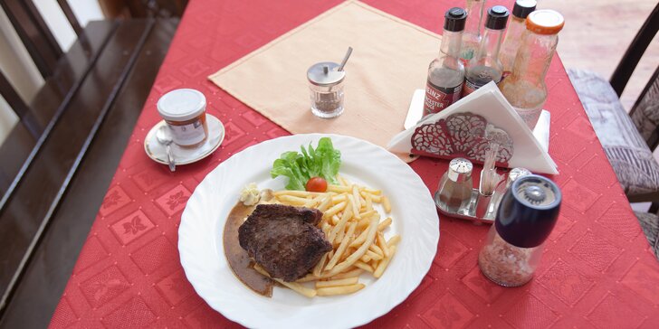 Tatarák ze svíčkové nebo steak s hranolky ve vyhlášené restauraci U Kohouta