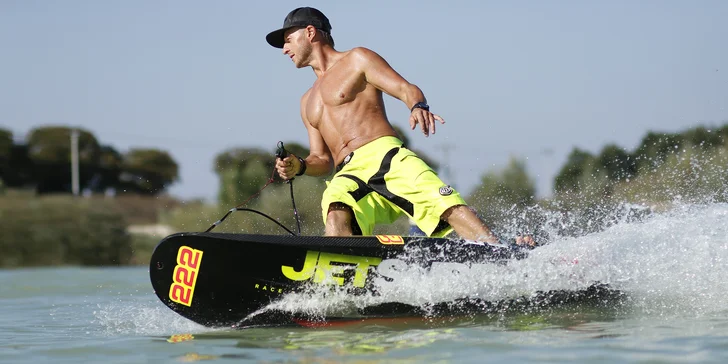 Rozjeďte to na motorovém surfu: hodinová lekce jetsurfingu ve Valticích