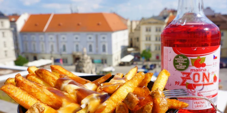 Kanadské hranolky poutine s omáčkou, sýrem i trhaným vepřovým a nápoj