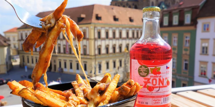 Kanadské hranolky poutine s omáčkou, sýrem i trhaným vepřovým a nápoj