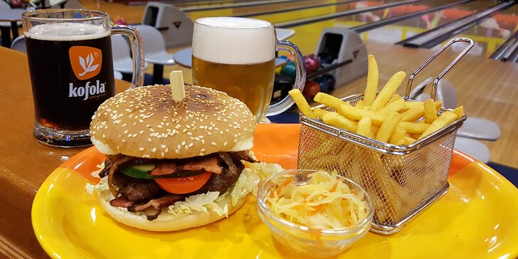 Pořádný hovězí burger s hranolky a pivem či kofolou v bowlingovém centru