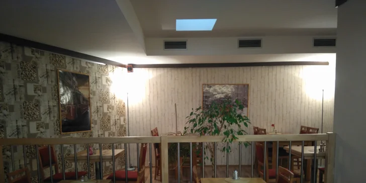 Döner kebab nebo durüm a nápoj v tureckém bistru; na výběr i box s hranolky