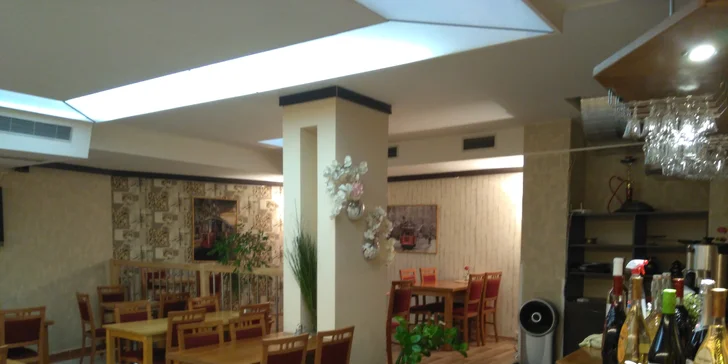 Döner kebab nebo durüm a nápoj v tureckém bistru; na výběr i box s hranolky