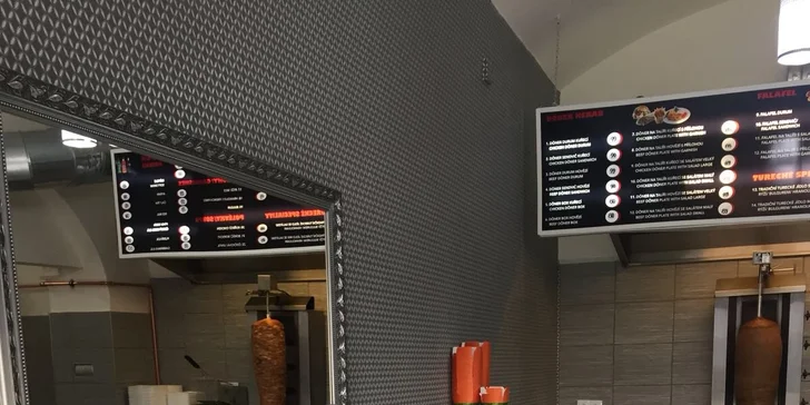 Kuřecí nebo hovězí kebab, zelenina, dresink a nápoj; u Döner boxu i hranolky