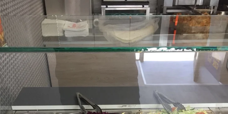 Kuřecí nebo hovězí kebab, zelenina, dresink a nápoj; u Döner boxu i hranolky