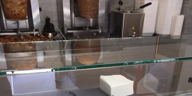 Kuřecí nebo hovězí kebab, zelenina, dresink a nápoj; u Döner boxu i hranolky