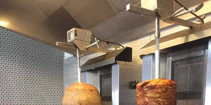 Kuřecí nebo hovězí kebab, zelenina, dresink a nápoj; u Döner boxu i hranolky