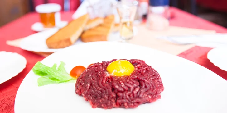Tatarák ze svíčkové nebo steak s hranolky ve vyhlášené restauraci U Kohouta