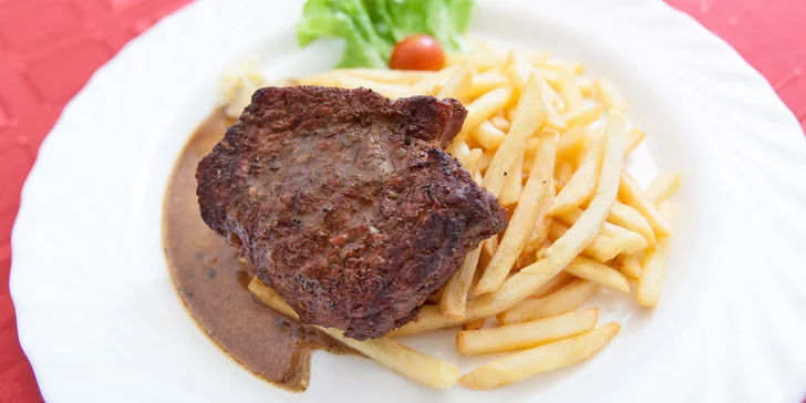 Tatarák ze svíčkové nebo steak s hranolky ve vyhlášené restauraci U Kohouta
