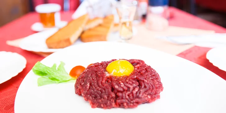 Tatarák ze svíčkové nebo steak s hranolky ve vyhlášené restauraci U Kohouta