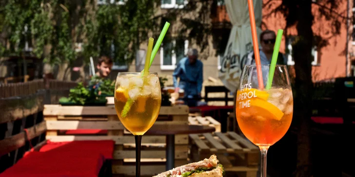 Osvěžující Aperol nebo Amaro Montenegro spritz a třeba i sendvič