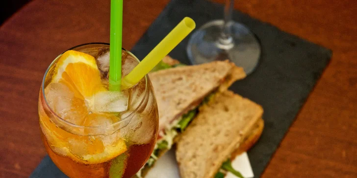 Osvěžující Aperol nebo Amaro Montenegro spritz a třeba i sendvič