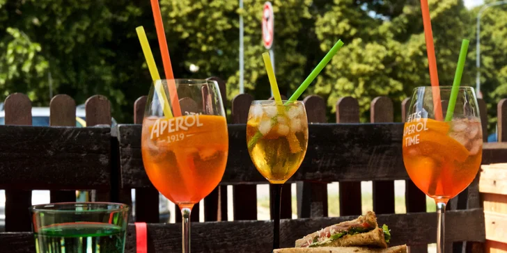 Osvěžující Aperol nebo Amaro Montenegro spritz a třeba i sendvič