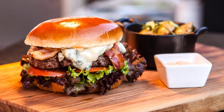 Burger z argentinského hovězího a brambory grenaille pod Žižkovskou věží