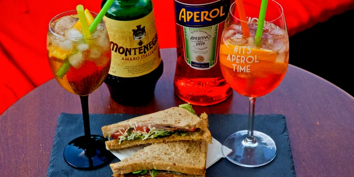 Osvěžující Aperol nebo Amaro Montenegro spritz a třeba i sendvič