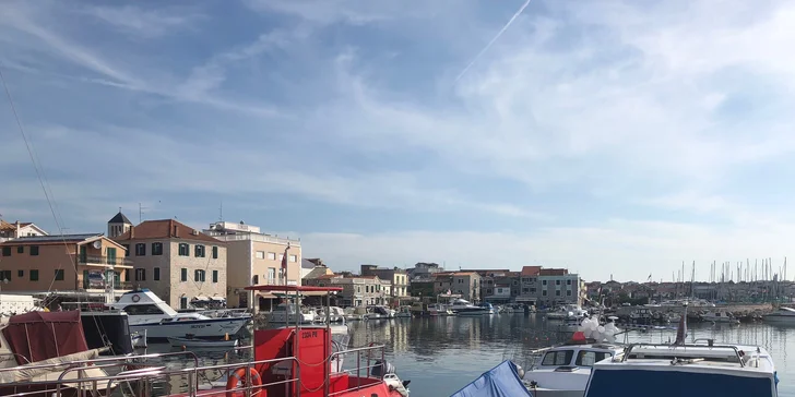 Chorvatská Vodice: soukromá vilka 300 m od pláže a polopenze v hotelu
