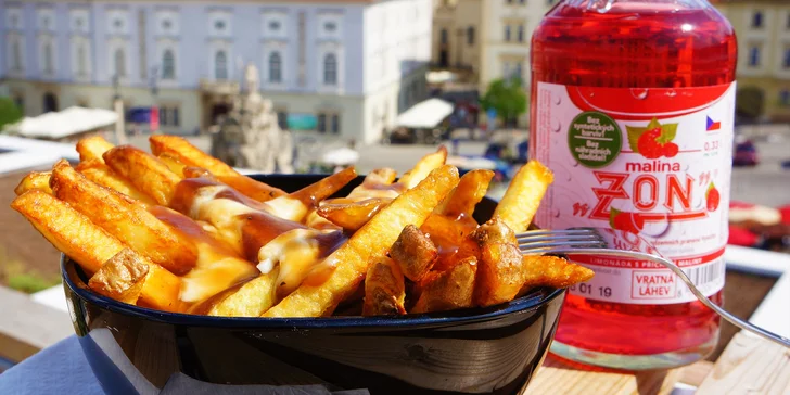 Kanadské hranolky poutine s omáčkou, sýrem i trhaným vepřovým a nápoj