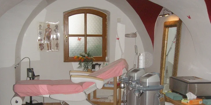 Neinvazivní liposukce prováděná zdravotnickým přístrojem a přístrojová lymfodrenáž
