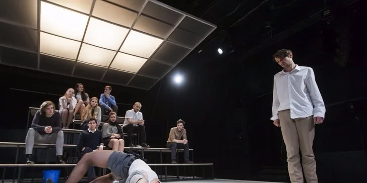 „A to se člověku stane, podívá se a vidí sám sebe, několik verzí sebe sama, několik z milionů možných já."   