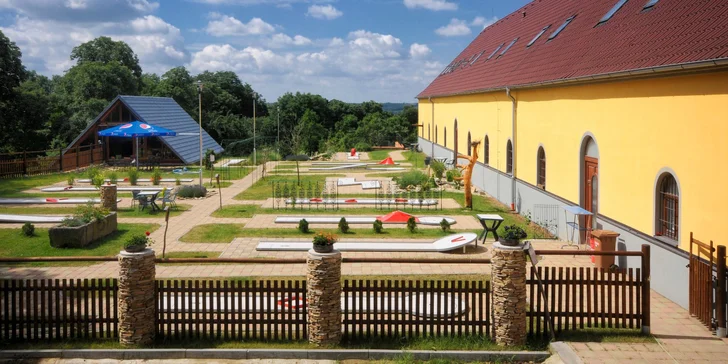 Celodenní vstup na minigolf pro 2 osoby nebo celou rodinu a nápoj k tomu