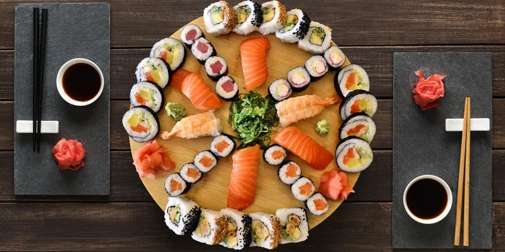 Výběr z 5 sushi setů: až 40 ks rolek s lososem a krabem i wakame salát