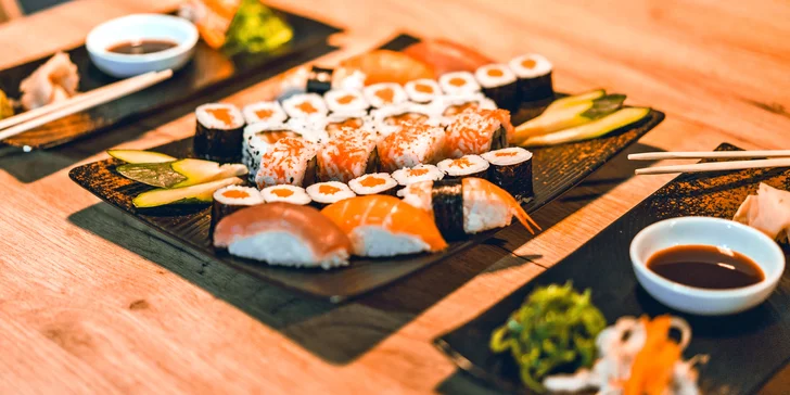 Chybět samozřejmě nebudou ani mořské řasy, sushi salát, wasabi a zázvor. 
